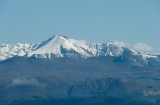 Il versante sud ("paginone") del M. Camicia e sotto  Rocca Calascio.
