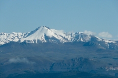 Il versante sud ("paginone") del M. Camicia e sotto  Rocca Calascio.